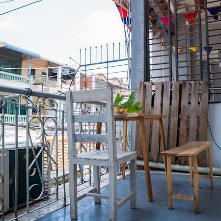 Sacred Lotus - Vegan Cafe X Hostel Phnom Penh Exteriör bild