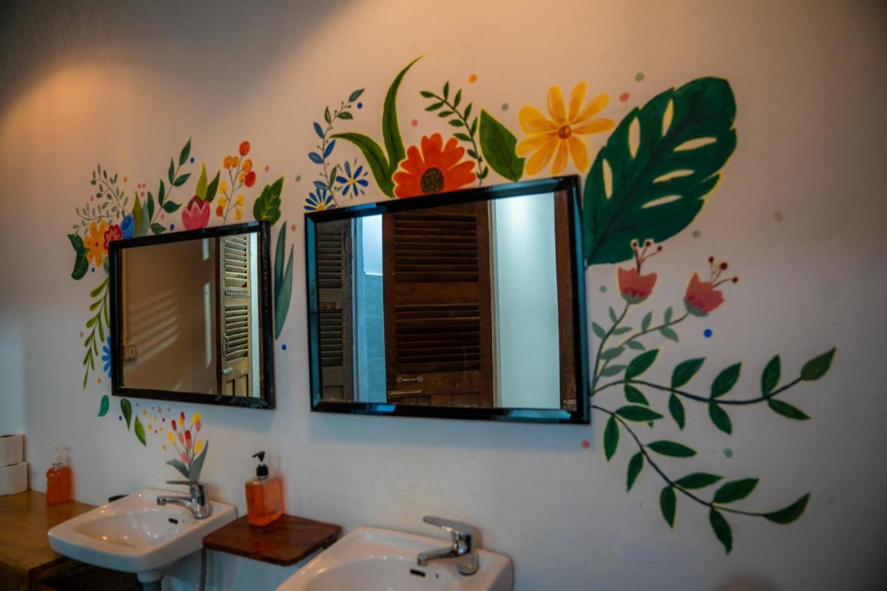 Sacred Lotus - Vegan Cafe X Hostel Phnom Penh Exteriör bild