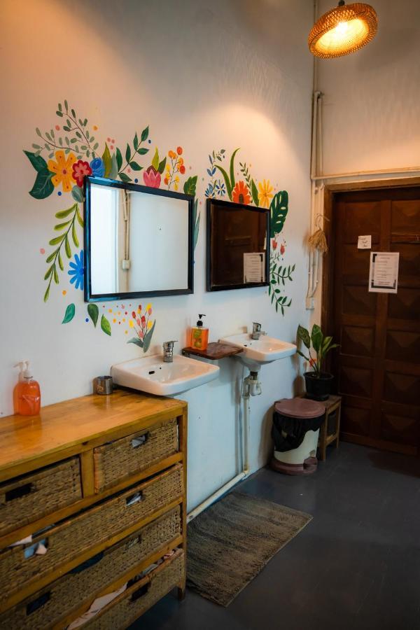 Sacred Lotus - Vegan Cafe X Hostel Phnom Penh Exteriör bild