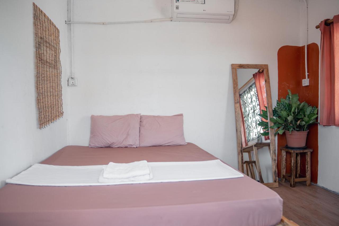 Sacred Lotus - Vegan Cafe X Hostel Phnom Penh Exteriör bild