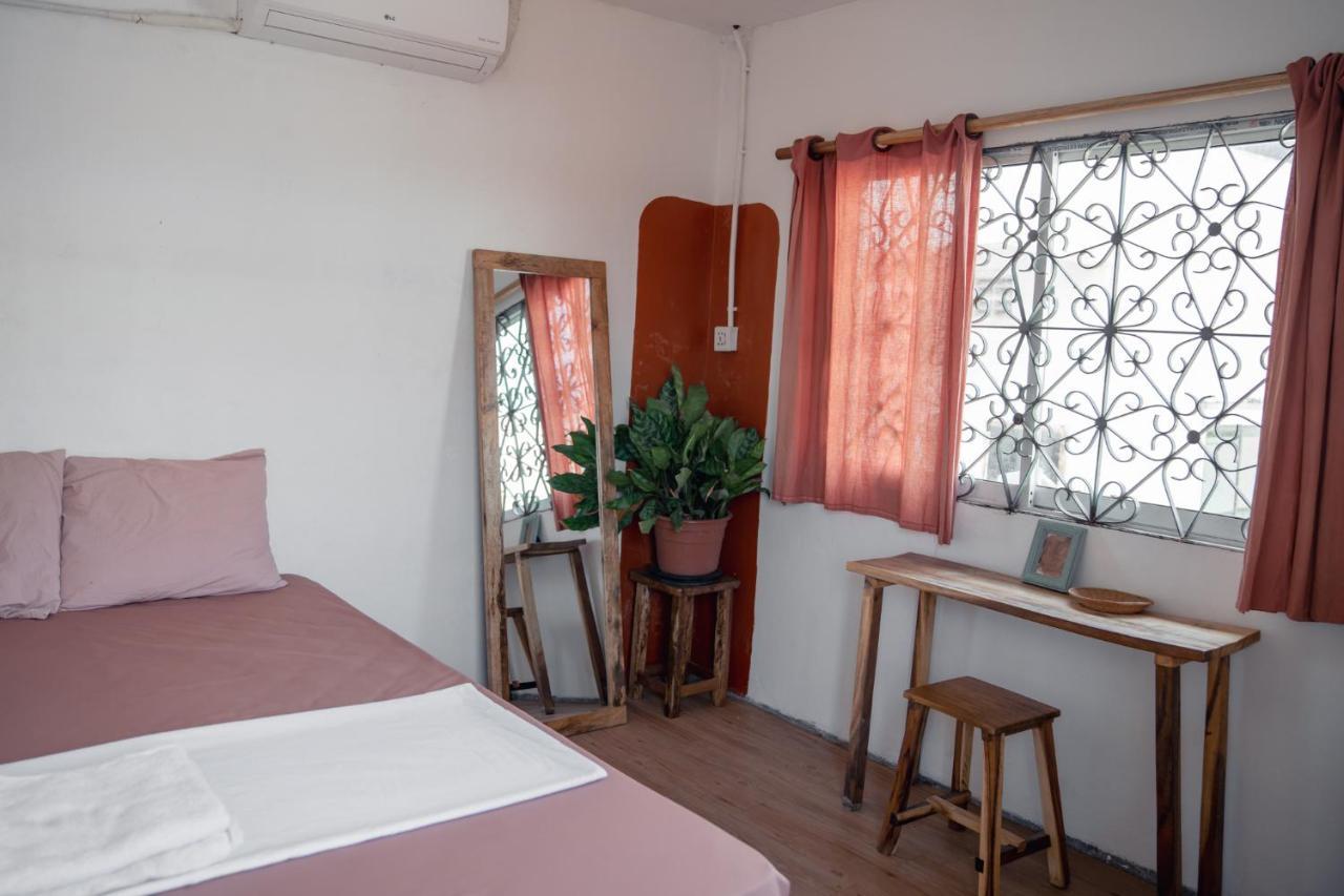 Sacred Lotus - Vegan Cafe X Hostel Phnom Penh Exteriör bild