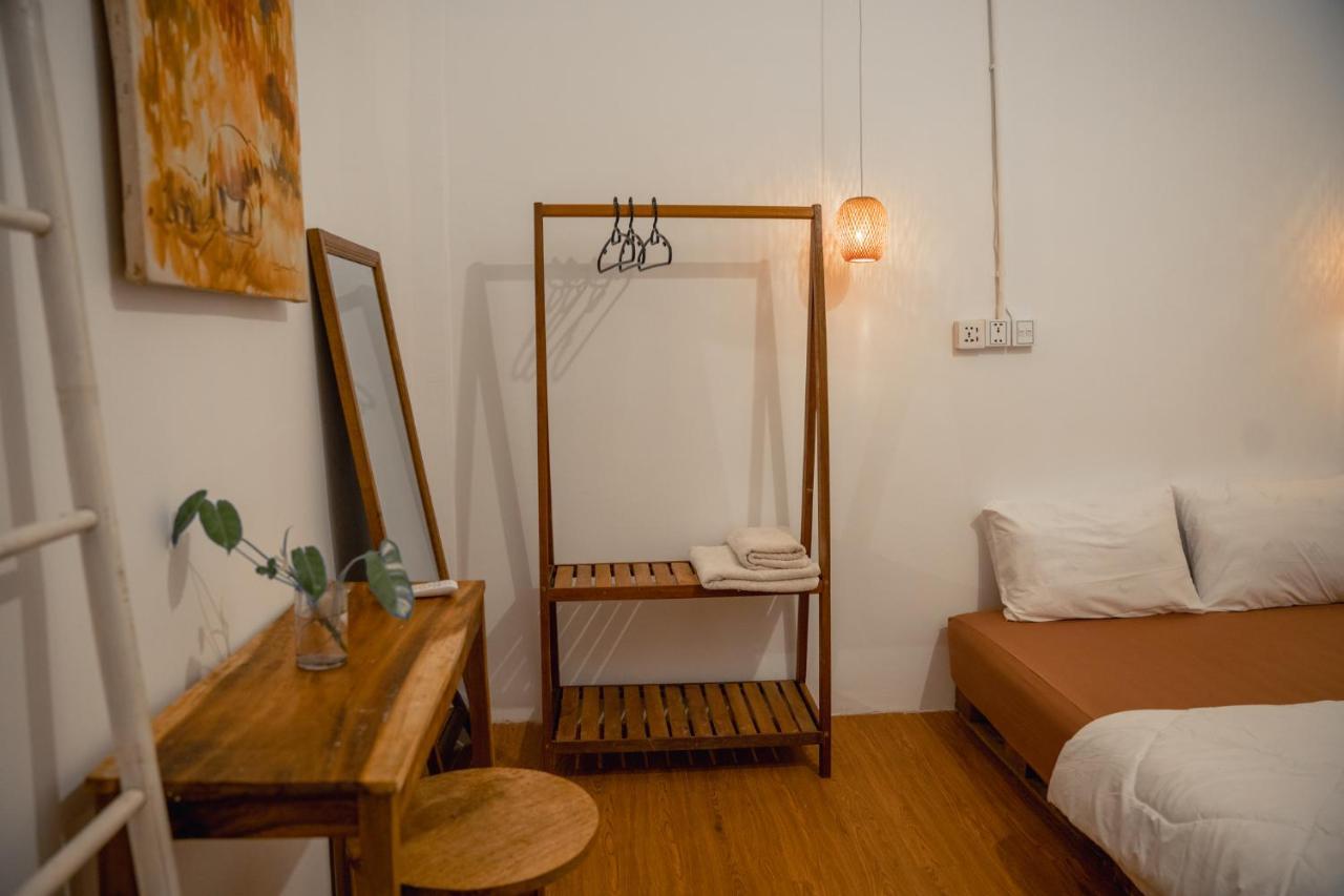 Sacred Lotus - Vegan Cafe X Hostel Phnom Penh Exteriör bild