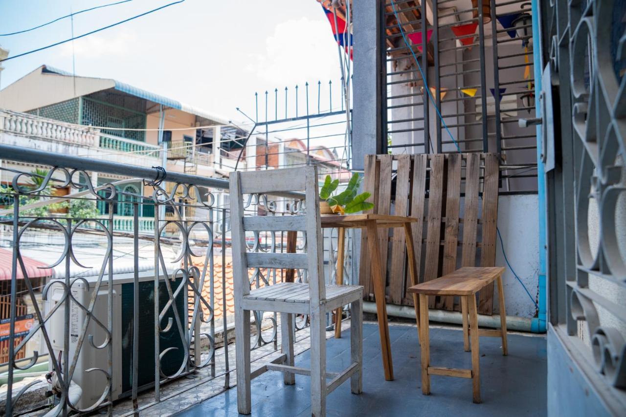 Sacred Lotus - Vegan Cafe X Hostel Phnom Penh Exteriör bild