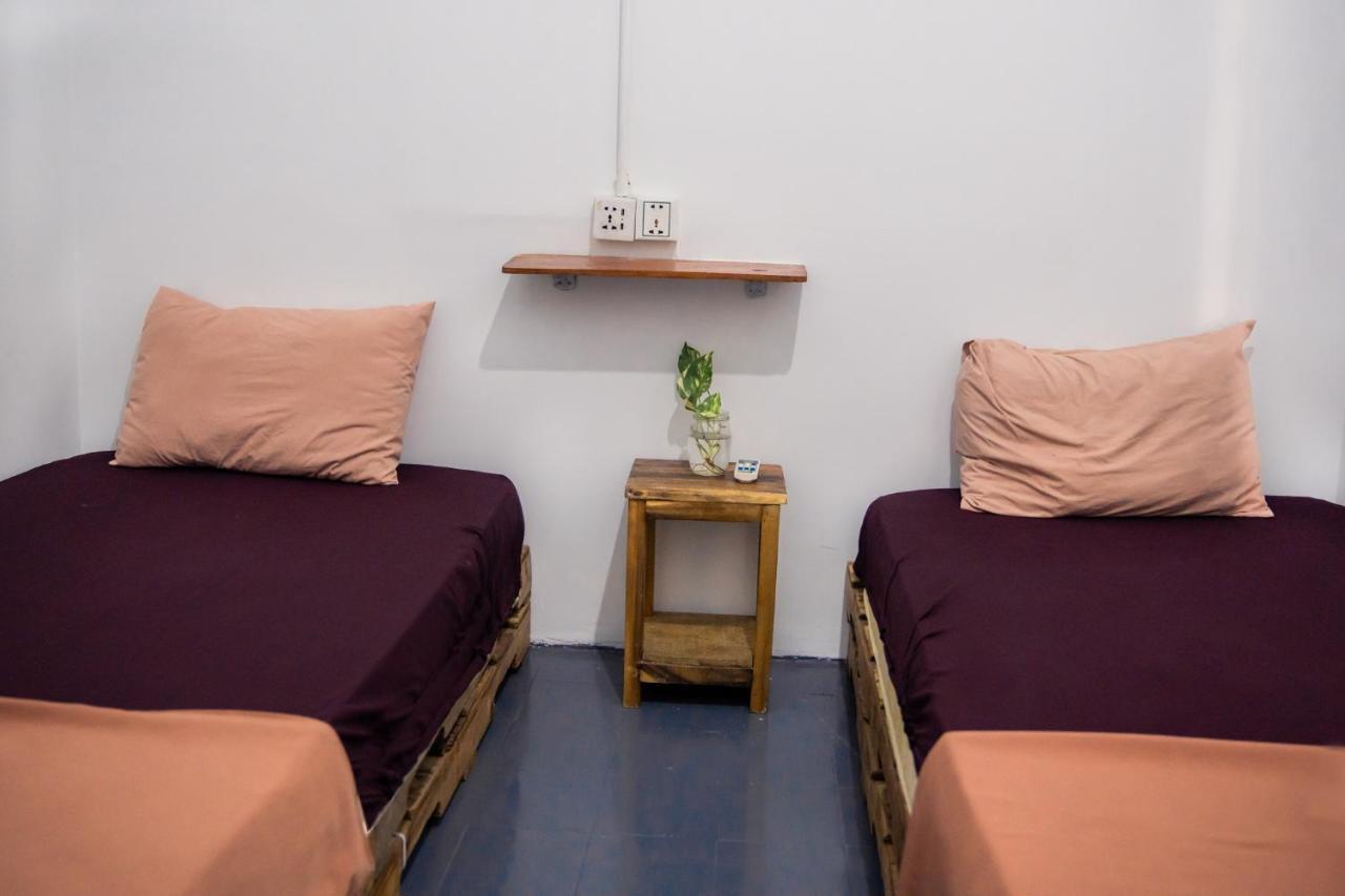 Sacred Lotus - Vegan Cafe X Hostel Phnom Penh Exteriör bild