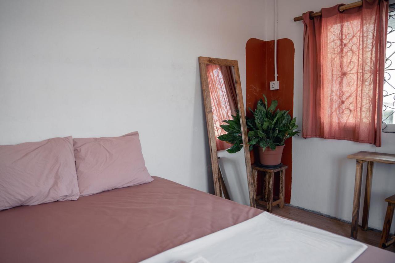 Sacred Lotus - Vegan Cafe X Hostel Phnom Penh Exteriör bild