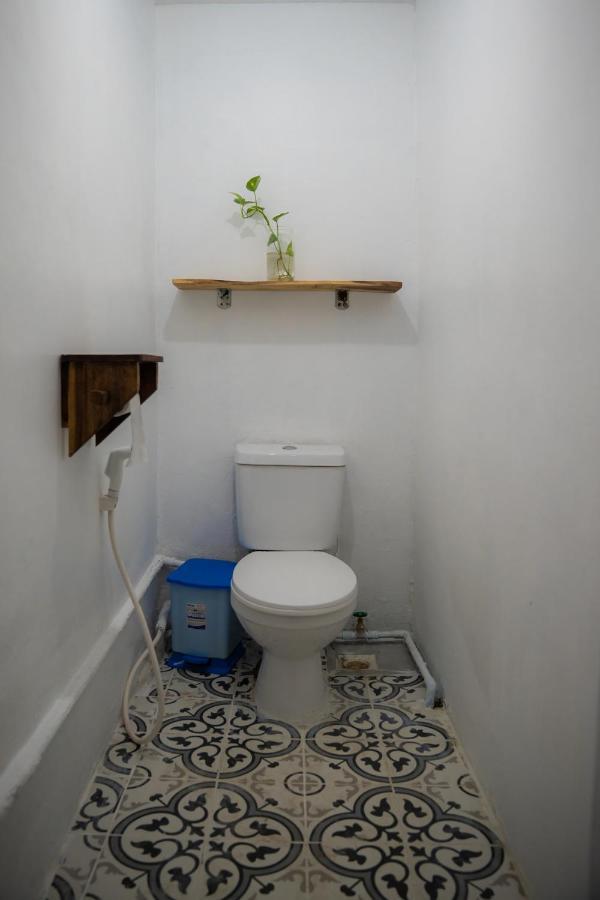 Sacred Lotus - Vegan Cafe X Hostel Phnom Penh Exteriör bild