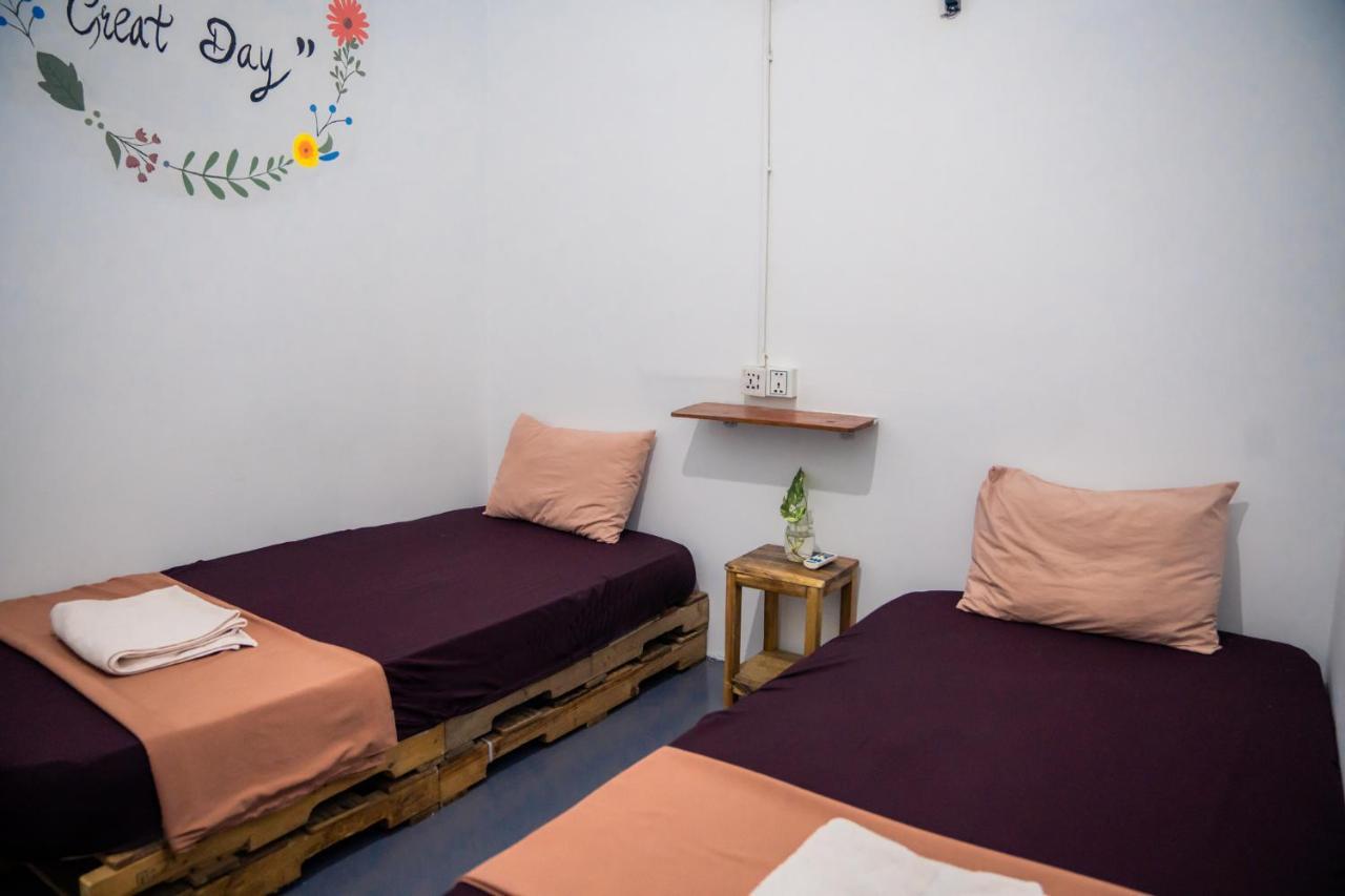 Sacred Lotus - Vegan Cafe X Hostel Phnom Penh Exteriör bild