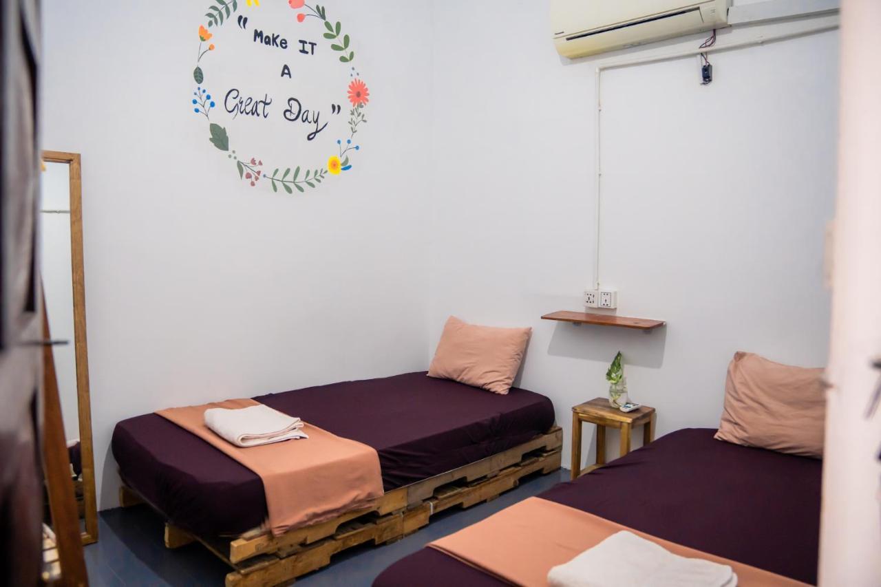 Sacred Lotus - Vegan Cafe X Hostel Phnom Penh Exteriör bild