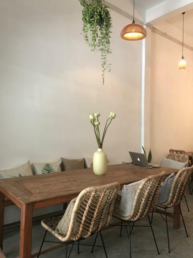 Sacred Lotus - Vegan Cafe X Hostel Phnom Penh Exteriör bild