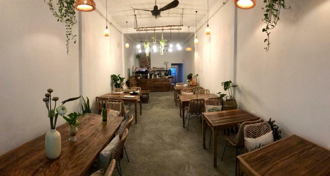 Sacred Lotus - Vegan Cafe X Hostel Phnom Penh Exteriör bild