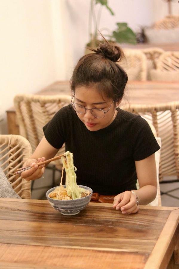 Sacred Lotus - Vegan Cafe X Hostel Phnom Penh Exteriör bild
