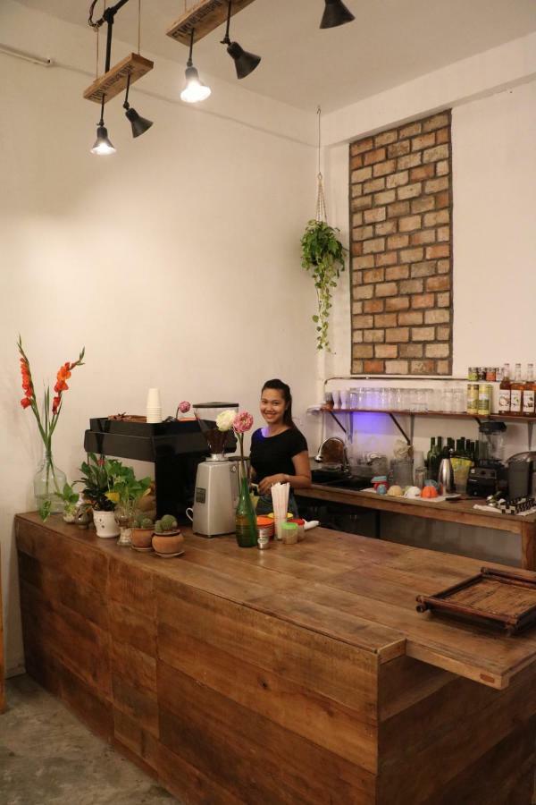 Sacred Lotus - Vegan Cafe X Hostel Phnom Penh Exteriör bild