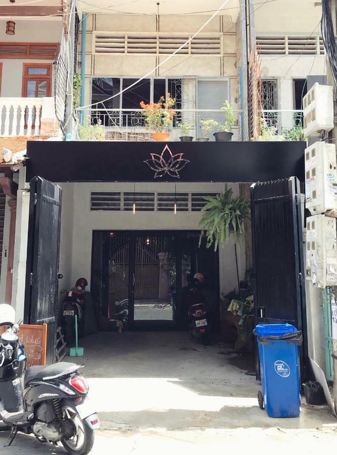 Sacred Lotus - Vegan Cafe X Hostel Phnom Penh Exteriör bild